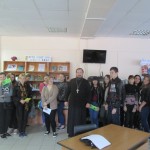 В городской библиотеке им. Шолохова клирик Одигитриевского храма провел встречу с молодежью